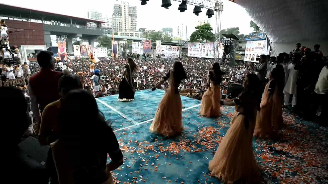 मुंबईतील मागाठाणे येथे प्रकाश सु्र्वे यांनी दहीहंडी उत्सवाचं आयोजन केलं होतं. या उत्सवाचे काही फोटो आणि व्हिडीओ सध्या सोशल मीडियावर तुफान व्हायरल होत आहे.