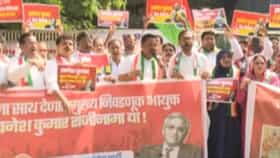 Pune : ज्ञानेश कुमारांनी तात्काळ राजीनामा द्यावा; मतचोरीच्या आरोपांवर काँग्रेस रस्त्यावर, पुण्यात जोरदार आंदोलन