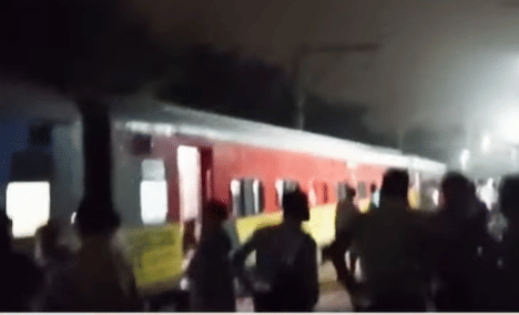 मध्य रेल्वे विभागाकडून दुरुस्तीचे काम युद्धपातळीवर सुरू असून अर्ध्या तासात रेल्वे सुरू होणार असल्याचे रेल्वे प्रशासनाने म्हटले आहे. 