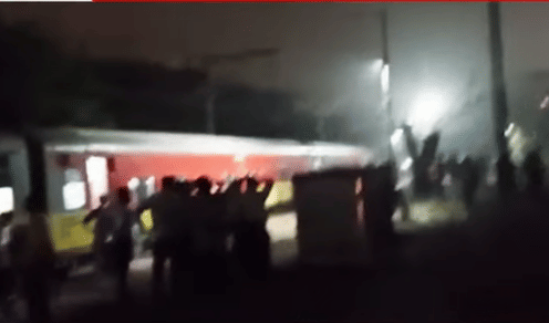 पनवेल-नांदेड एक्सप्रेस,पुणे-मुंबई प्रगती एक्सप्रेस,डेक्कन क्वीन ह्या रेल्वे गाड्यांना या बिघाडाचा फटका बसल्याचे म्हटले जात आहे.त्यामुळे मुंबईहून पुण्याला अर्जंट कामाला जाणाऱ्या लोकांचे प्लान विस्कळीत झाले आहेत.