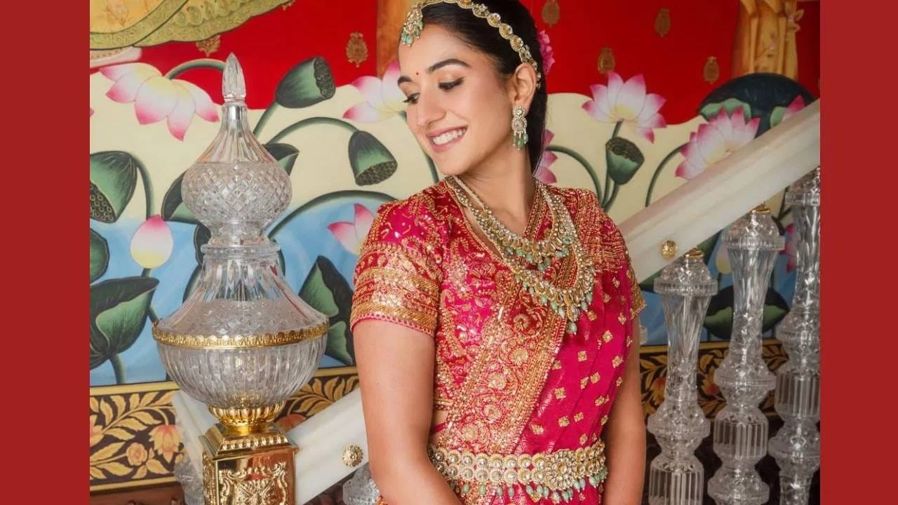 राधिकाने आपल्या साडीला मॅच करत पारंपरिक आणि रॉयल ज्वेलरीची निवड केली. कपाळावर मांगपट्टी, कानात सुंदर झुमके आणि गळ्यात डबल-लेयर नेकलेस असा तिच्या दागिन्यांचा अंदाज होता. हातात कंगन आणि कमरेला कमरबंद घालून तिने संपूर्ण लूकला पारंपरिक टच दिला. कमरबंदामुळे साडीची ड्रेपिंगही अधिक उठून दिसत होती. विशेषतः पदराची मांडणी अतिशय सुंदर करण्यात आली होती, ज्यामुळे नृत्य करतानाही पोशाखाचा ग्रेस कायम राहिला. डीप पिंक कांजीवरम साडी, सोन्याची जरी, अँटिक गोल्ड मरोडी एम्ब्रॉयडरी, जरदोजीचे काम, पारंपरिक दागिने आणि फुलांनी सजलेली हेअरस्टाइल—या सगळ्यांचा सुंदर मेळ राधिकाच्या लूकमध्ये पाहायला मिळाला.