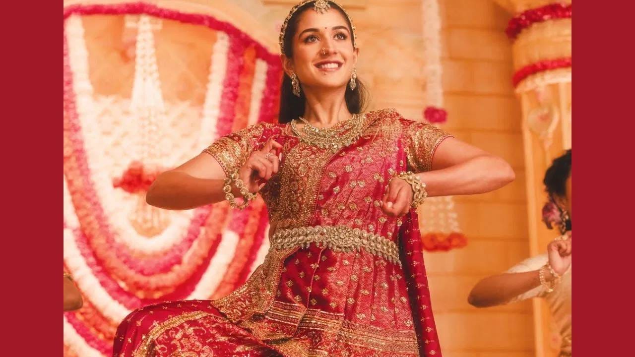 राधिकाने यावेळी प्रसिद्ध फॅशन डिझायनर मनीष मल्होत्राने डिझाइन केलेली कांजीवरम सिल्क साडी नेसली होती. डीप ज्वेल पिंक रंगाची ही हाताने विणलेली साडी राधिकाच्या सौंदर्यात आणखी भर घालत होती. साडीचा रंग, त्यावरील नक्षीकाम आणि पारंपरिक दागिन्यांचा मेळ यामुळे तिचा संपूर्ण लूक अगदी राजेशाही भासत होता.