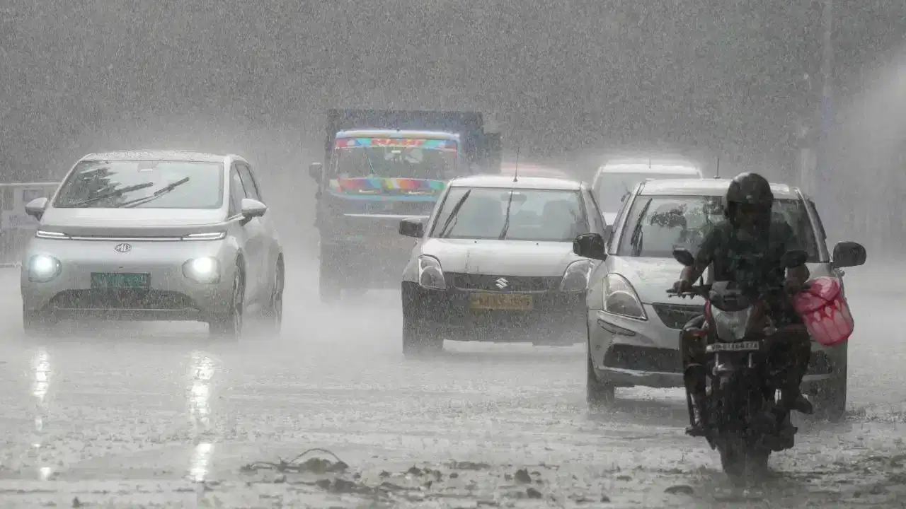 ऑगस्ट महिन्यात राज्यात हवा तसा पाऊस पडलेला नाही. त्यामुळे अनेक ठिकाणी शेतकऱ्यांचे नुकसान झाल्याचे समोर आले. आता विश्रांती घेतलेला पाऊस पुन्हा हजेरी लावणार असल्याचा अंदाज वर्तवला जात आहे. चला जाणून घेऊया महाराष्ट्रातील कोकण ते विदर्भ हवामान अपडेट काय आहे.
