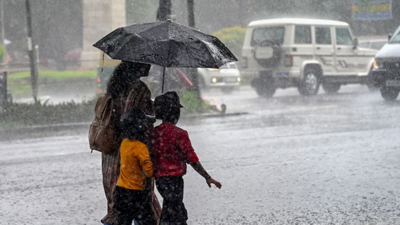 राज्यात पावसाने आठवडाभर दाणादाण उडणार, अनेक जिल्ह्यात परतीच्या पावसाचे धुमशान राज्यात पावसाने आठवडाभर दाणादाण उडणार, अनेक जिल्ह्यात परतीच्या पावसाचे धुमशान
