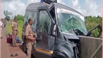 राजापूरमध्ये प्रवाशांनी भरलेला टेम्पो ट्रॅव्हलर भिंतीवर आदळला.