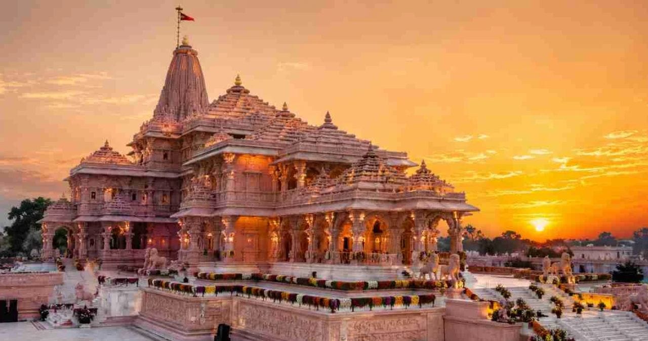 अयोध्या, उत्तर प्रदेश : अयोध्यामध्ये नव्याने राम मंदिर बांधण्यात आलं आहे. या मंदिराला मागील काही वर्षांत अनेकांनी भेटी दिल्या आहेत. या मंदिराव्यतिरिक्त भक्त सरयू नदीच्या काठावरही फेरफटका मारू शकतात. 