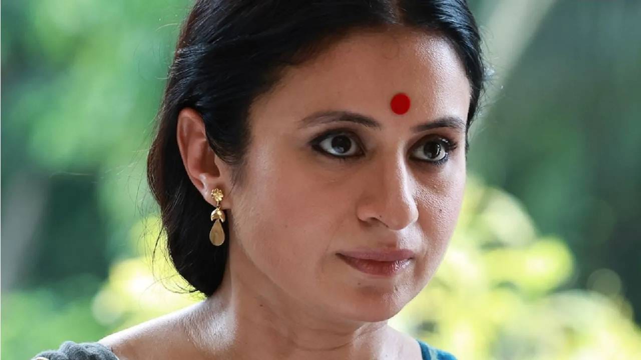 मिर्झापूरमध्ये आतापर्यंत बीना त्रिपाठीचे पात्र खूप रोचक वाटले आहे. ते रसिका दुग्गलने खूप चांगल्या प्रकारे साकारले. अलीकडेच तिने एएनआयशी बोलताना रोलबाबत मोठा खुलासा केला आहे. रसिका म्हणाल्या की, जसा तिचा रोल आहे, तशी ती वास्तविक जीवनात १ टक्केही नाही. तिने सिनेमात दिलेल्या इंटीमेट सीनबाबत मोठा खुलासा केला आहे.