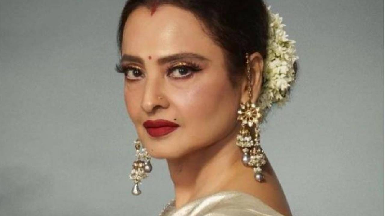 रेखा केवळ शारीरिक आरोग्याचीच नाही, तर मानसिक आरोग्याचीही पूर्ण काळजी घेते. एका मुलाखतीत तिने सांगितलं होतं की मेडिटेशन (ध्यान) केल्याशिवाय राहू शकत नाहीत. दररोज प्राणायाम, योग आणि ध्यान यांच्या संयोजनामुळे तिचं मानसिक आरोग्य चांगले राहण्यास मदत होते. यासोबतच पुरेशी झोप घेण्यावरही ती भर देते. दररोज ठरलेल्या वेळेत झोपणे आणि त्याच वेळेत उठणे हा तिच्या दिनक्रमाचा एक महत्त्वाचा भाग आहे.
