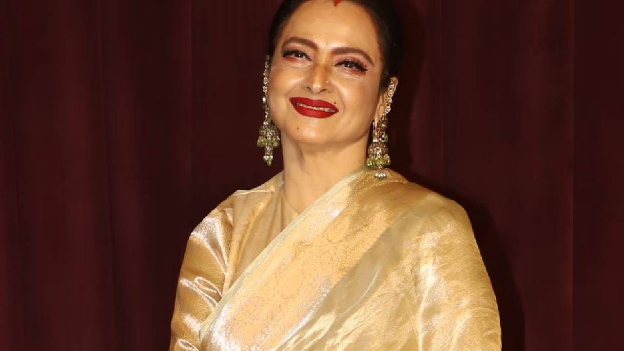 रेखाच्या जबरदस्त फिटनेसच्या मागे तिची नियमित व्यायाम करण्याची सवयही महत्त्वाची आहे. ती दररोज योग आणि प्राणायाम करते. तसेच कार्डिओ आणि डान्स करायलाही तिला आवडतं. या सर्व शारीरिक हालचालींच्या संयोजनामुळे ती फिट राहते आणि त्वचेवरही नैसर्गिक चमक दिसून येते.