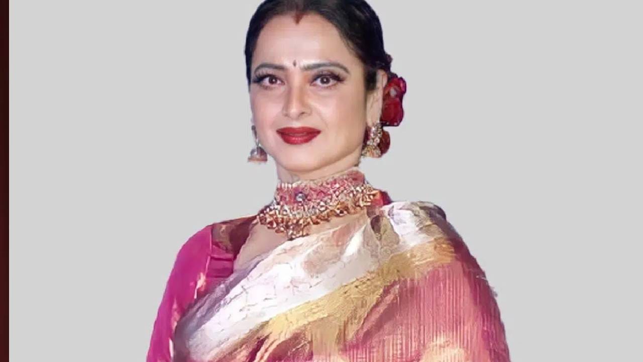 दिवसभर पुरेशा प्रमाणात पाणी प्यायलं जाईल याकडे रेखाचा कटाक्ष असतो. ती दिवसाला सुमारे 10 ते 12 ग्लास पाणी पिते, त्यामुळे तिच्या त्वचेचा नैसर्गिक ग्लो टिकून राहण्यास मदत होते. आरोग्य तज्ज्ञांच्या मते, पुरेसे पाणी प्यायल्याने शरीर हायड्रेटेड राहते आणि त्याचा आरोग्यासोबतच त्वचेलाही फायदा होऊ शकतो.