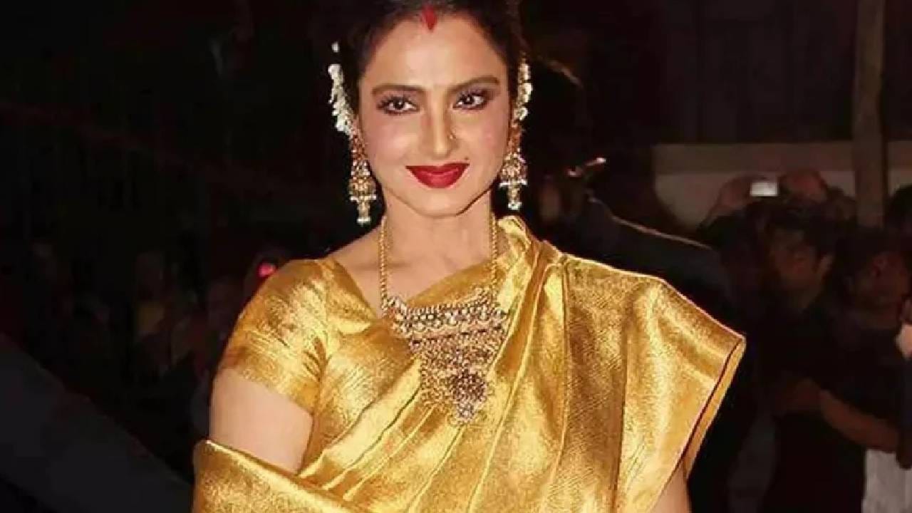रेखा फक्त खाण्याकडेच नव्हे तर जेवणाच्या वेळेकडेही लक्ष देते. संध्याकाळी साडेसातच्या आत ती शेवटचं जेवण घेते. तसेच रात्रीच्या जेवणात ती हलके पदार्थ खाणं पसंत करते. आरोग्य तज्ज्ञांच्या मते, रात्रीचे जेवण लवकर करणे ही एक चांगली सवय आहे. कारण यामुळे जेवण आणि झोप यामध्ये पुरेसे अंतर मिळते, ज्यामुळे पचनक्रिया व्यवस्थित होण्यास मदत होऊ शकते.