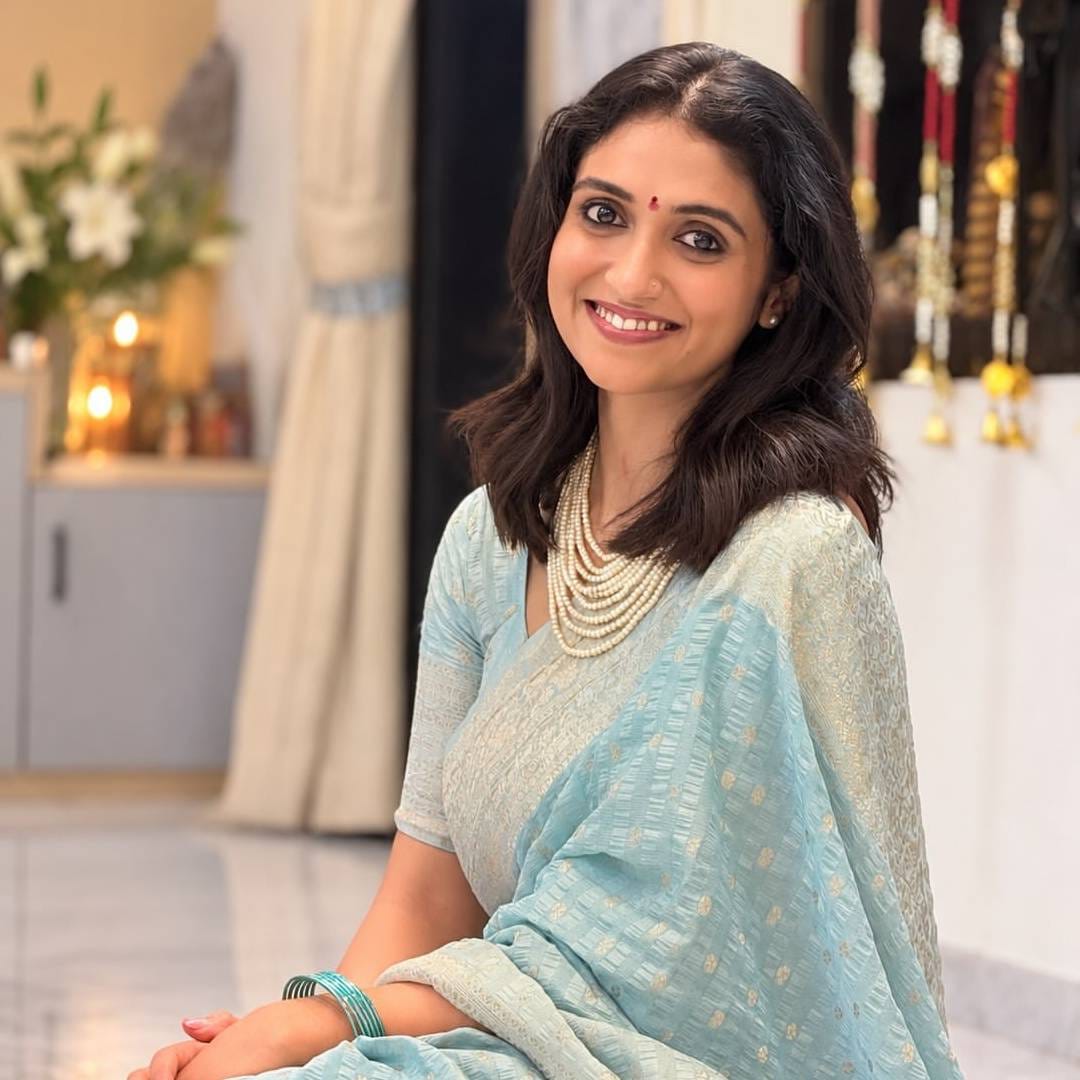 ही अभिनेत्री दुसरी तिसरी कोणी नसून रिंकू राजगुरू आहे. या फोटोंमध्ये तिचा पारंपरिक अंदाज दिसत असून, तिच्या साध्या पण तितक्याच लूकने चाहत्यांचं लक्ष वेधून घेतलं आहे.
