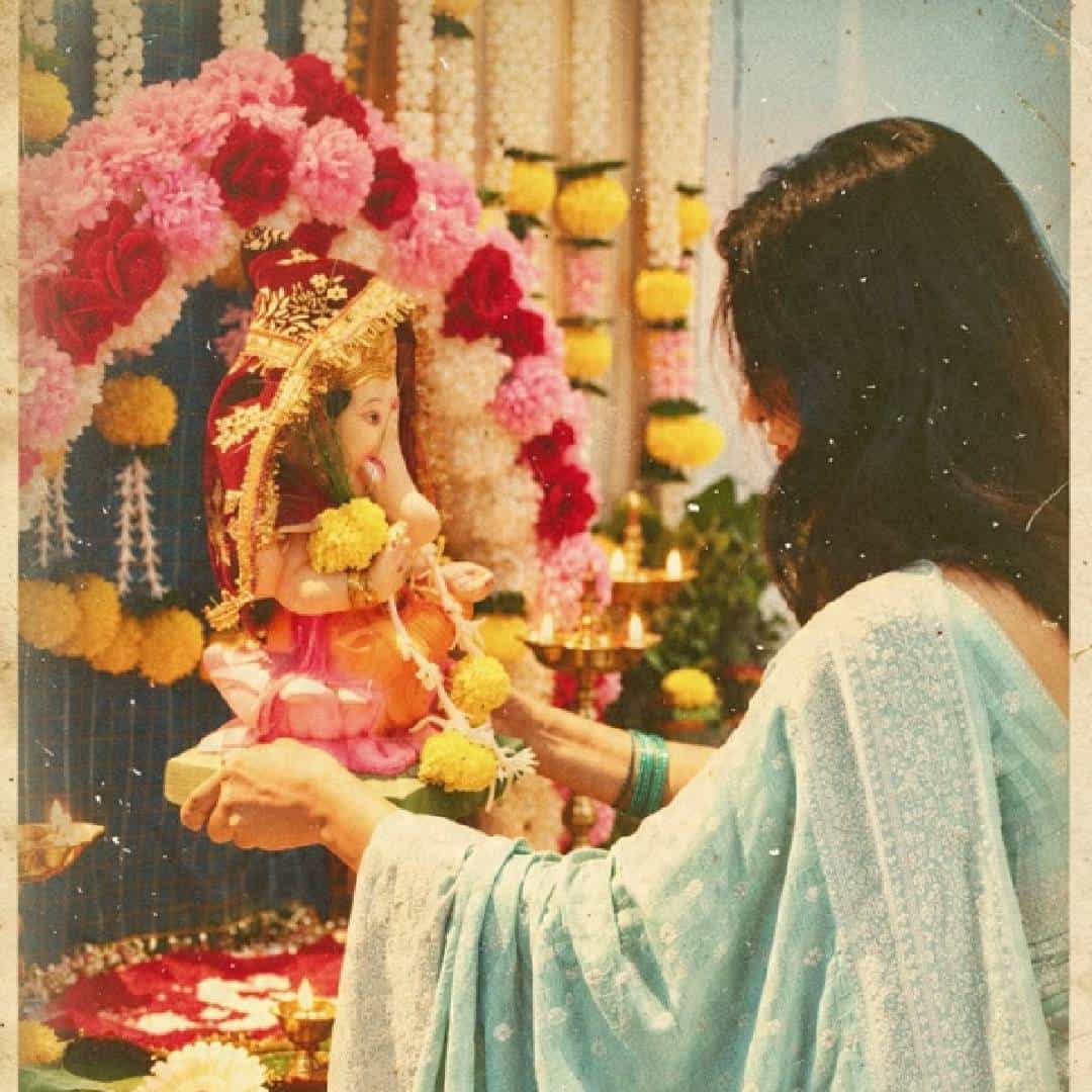 गणेशोत्सवाचा उत्साह सर्वत्र पाहायला मिळत असताना अनेक सेलिब्रिटी आपल्या घरातील बाप्पाचे फोटो आणि व्हिडीओ सोशल मीडियावर शेअर करत आहेत. अशातच एका लोकप्रिय मराठी अभिनेत्रीनेही गणपती बाप्पासोबतचे काही खास फोटो चाहत्यांसोबत शेअर केले आहेत.