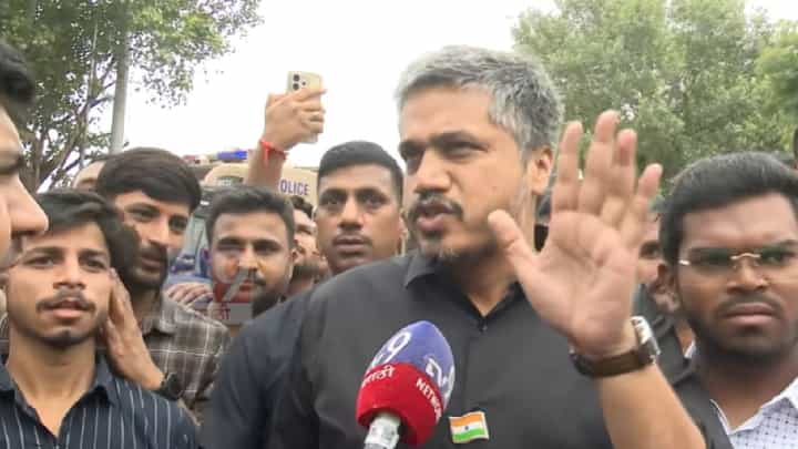 Rohit Pawar On MPSC Pepar Leak | पेपर फोडून अधिकारी पैसे खातात, पण विद्यार्थ्यांच्या भविष्याचं काय? रोहित पवारांचा MPSC व्यवस्थेवर संताप Rohit Pawar On MPSC Pepar Leak | पेपर फोडून अधिकारी पैसे खातात, पण विद्यार्थ्यांच्या भविष्याचं काय? रोहित पवारांचा MPSC व्यवस्थेवर संताप