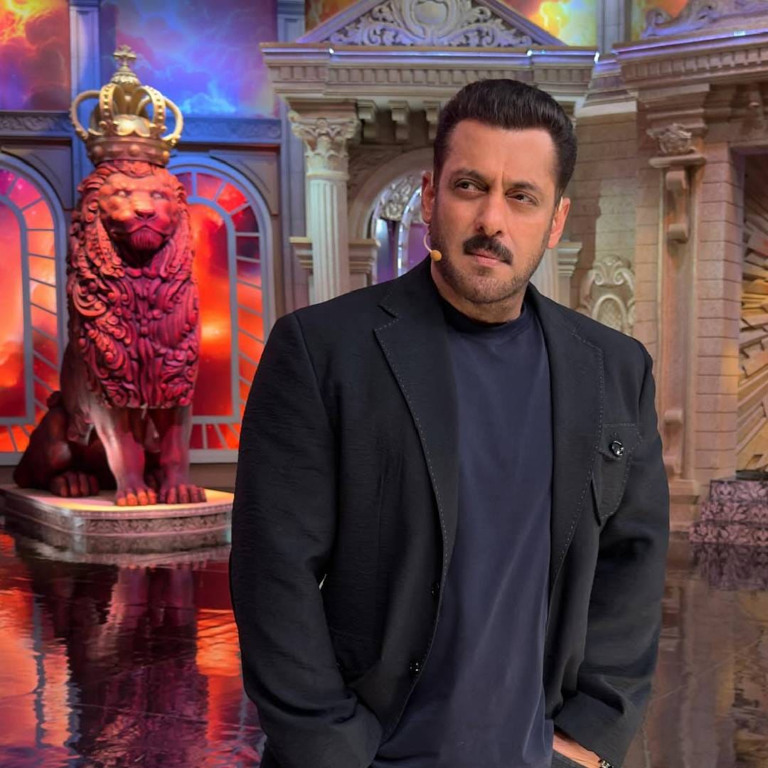 अजयच्या या मोठ्या फीमुळे तो भारतातील सर्वाधिक मानधन घेणाऱ्या टीव्ही होस्ट्सच्या यादीत पोहोचला आहे. मात्र 90 कोटी रुपये मिळूनही तो या यादीत अव्वल स्थानी नाही. अजय देवगणपेक्षा कितीतरी पुढे असलेलं नाव म्हणजे सलमान खान. गेल्या अनेक वर्षांपासून सलमान खान ‘बिग बॉस’चं सूत्रसंचालन करत आहे.
