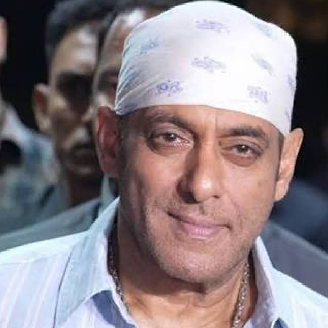 Salman Khan: बॉलिवूडचा ‘भाईजान’ सलमान खान त्याच्या खास स्टाईल आणि दमदार व्यक्तिमत्त्वामुळे कायमच चर्चेत असतो. आता गणेश चतुर्थीच्या निमित्ताने सलमान पुन्हा एकदा सोशल मीडियावर चर्चेचा विषय ठरला आहे. सलमान त्याचा भाऊ सोहैल खानच्या घरी आयोजित गणेशोत्सवाच्या कार्यक्रमात सहभागी झाला.