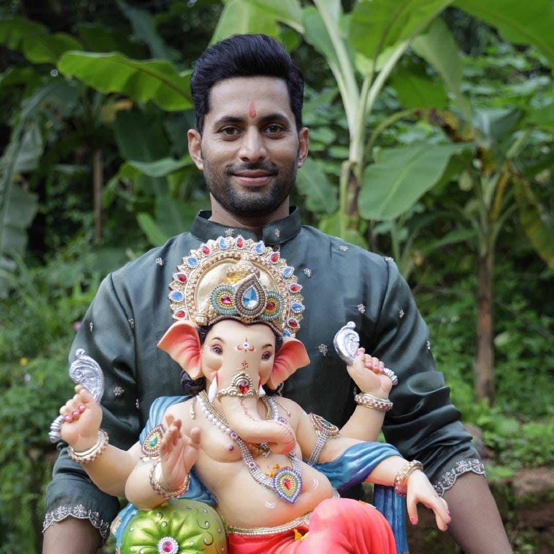 "आमचा शेवटचा दिवस बीचवर शूटिंगचा होता आणि त्या दिवशी आम्ही सगळ्यात जास्त धमाल केली. तिथलं जेवण इतकं भारी होतं आणि भजन, आरती, डबल बारी ठेवली होती, त्यात तर पूर्ण युनिटने खूप एन्जॉय केलं. आम्ही अक्षरशः पहाटे पाच वाजेपर्यंत नाचलो आणि दुसऱ्या दिवशी साडेआठचा कॉल टाइम असूनही सगळे फुल एनर्जीमध्ये होते. अशीच धम्माल-मस्ती करत, फुल एनर्जीने आम्ही हे संपूर्ण शूट केलंय आणि ही एनर्जी नक्कीच प्रेक्षकांपर्यंत पोहोचेल, याची मला खात्री आहे," असं चिन्मयीने सांगितलं.