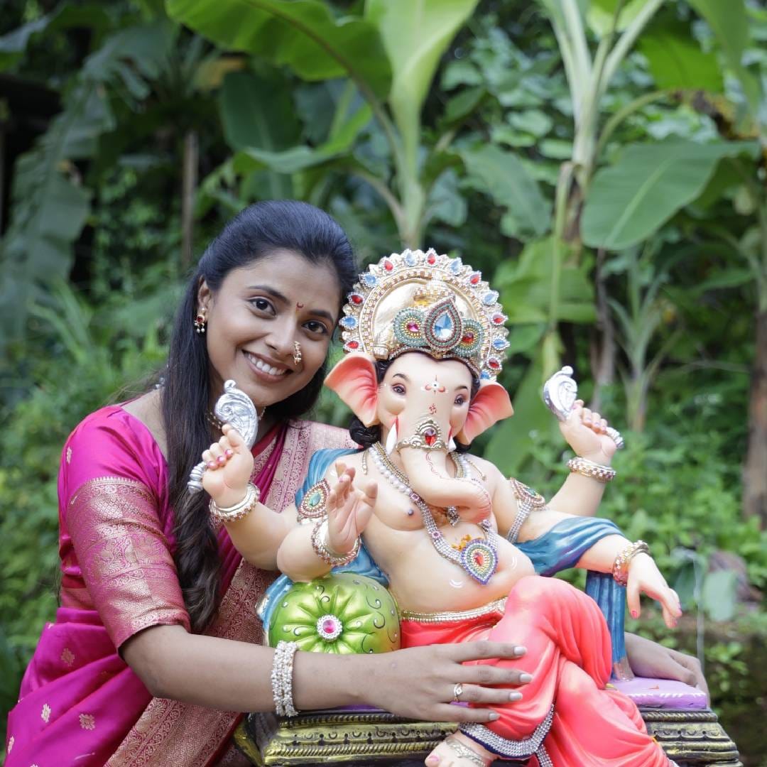 या गणेशोत्सवाच्या शूटिंगचा अनुभव सांगताना शर्वरीची भूमिका साकारणारी अभिनेत्री चिन्मयी साळवी म्हणाली, "माझ्यासाठी हा अनुभव खूपच खास आहे. मी पहिल्यांदाच कणकवलीला गेले होते आणि मला माझ्याच गावी आल्यासारखं वाटलं. माझं गाव संगमेश्वर असल्यामुळे इथला दरवळ, शेणी-चुलीचा वास आणि गावचं वातावरण खूप आपलंसं वाटलं. गणपतीसाठी सुट्टीचा अर्ज घेऊन चाकरमणी जसे गावी जातात, अगदी तसेच आम्ही सगळे गावी आलोय. यामध्ये खानोलकर कुटुंबातलेसुद्धा काही मेंबर्स आहेत, त्यामुळे पुढे खूप इंटरेस्टिंग गोष्टी पाहायला मिळणार आहेत."