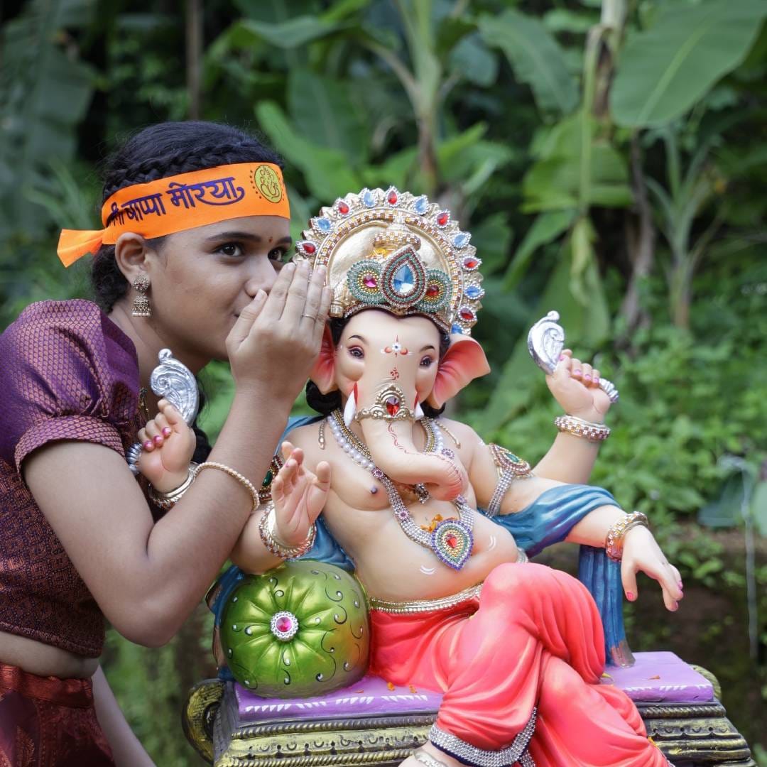 हरतालिकेचं पूजन, कार्यशाळेतून गणपतीचं आगमन, चार मुलींच्या हातून बाप्पाचं आगमन, गावातली आरती, डबल बारी भजन, गौरीचं आगमन आणि पारंपरिक पद्धतीने होणारं गणपती विसर्जन अशा अनेक प्रसंगांमधून कोकणातला गणेशोत्सव प्रेक्षकांना अनुभवायला मिळणार आहे. यावेळी गावातील मंडळी डोक्यावरून गणपती घेऊन मिरवणुकीत सहभागी होताना दिसतील.