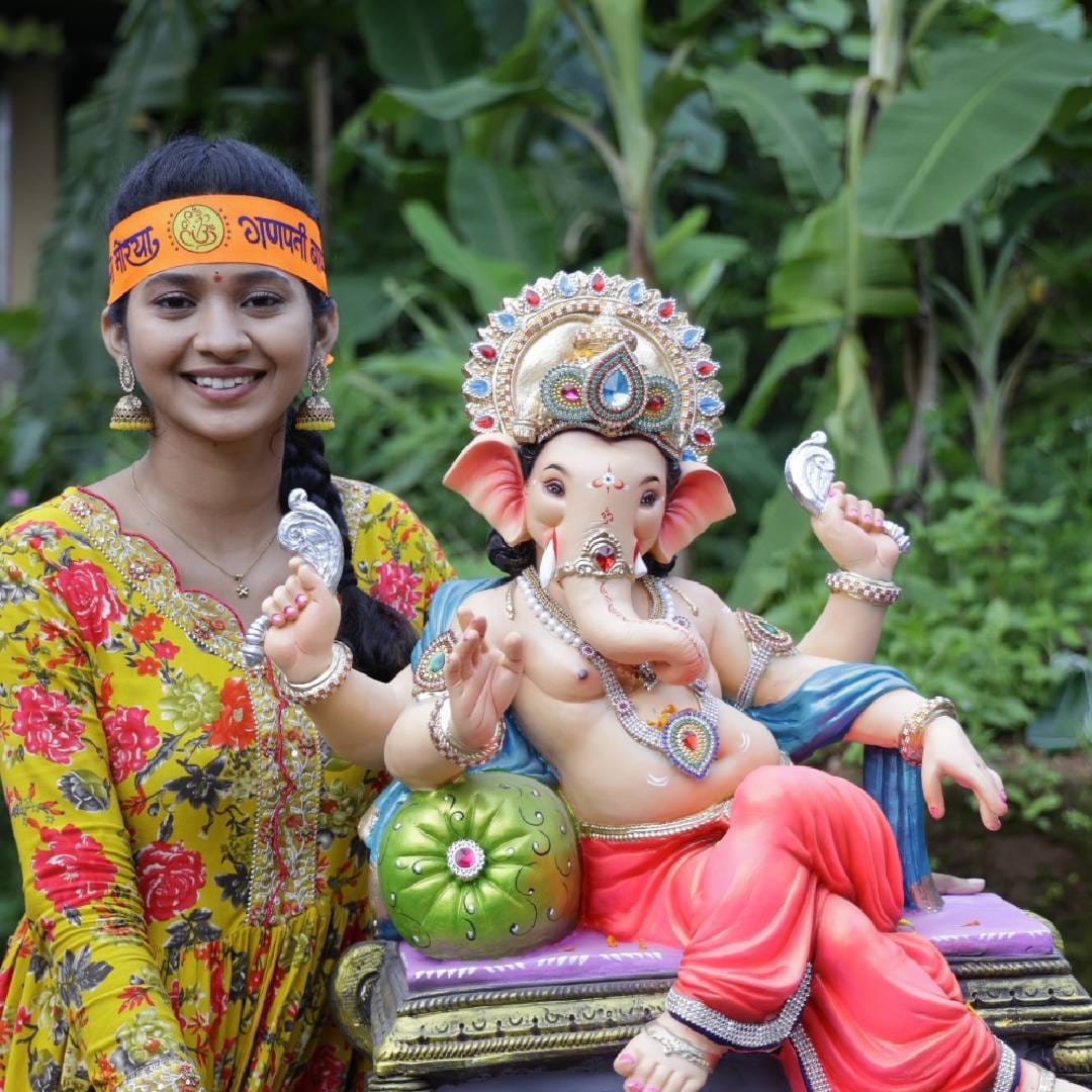 याच पारंपरिक आणि उत्साही वातावरणाची झलक आता ‘सनई चौघडे’ मालिकेतही पाहायला मिळणार आहे. यावर्षी ‘परब’ कुटुंब गणपतीच्या उत्सवासाठी गावी जाणार आहे. त्यांच्यासोबत खानोलकर कुटुंबातील काही सदस्यही गावात पोहोचणार आहेत.