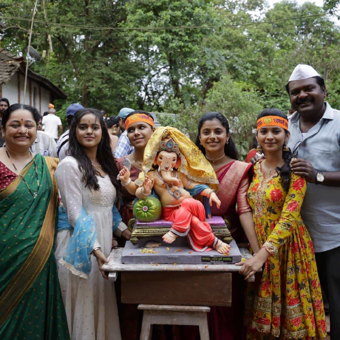 गणेशोत्सव काही दिवसांवर येऊन ठेपला आहे आणि महाराष्ट्रात सर्वत्र बाप्पाच्या आगमनाची तयारी सुरू झाली आहे. कोकणातल्या गणेशोत्सवाला एक वेगळंच महत्त्व आहे. घराघरात बाप्पाचं स्वागत, पारंपरिक पूजा, आरती, भजन आणि गावच्या वातावरणात होणारा उत्सव हा कोकणच्या गणेशोत्सवाचा खास भाग आहे.