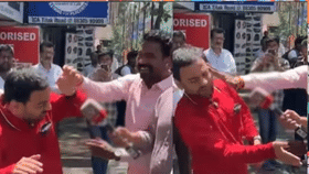 बापट यांच्यावर हल्ला करणाऱ्याचा सत्कार; चांदीचे कडं देऊन... संग्राम भंडारेंनी केली अजब घोषणा
