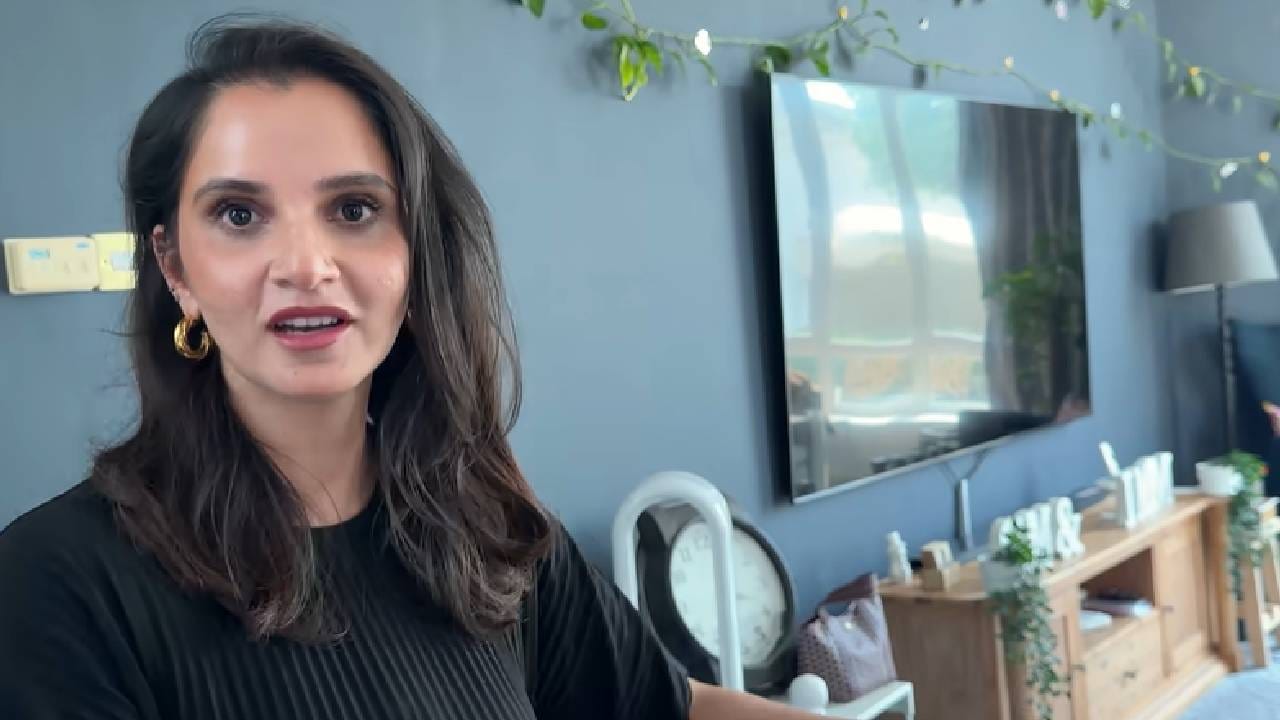 सानिया मिर्झाच्या घराच्या भिंतींवर गोल्डन वॉलपेपर लावण्यात आला आहे. खोलीच्या मध्यभागी मोठं झुंबर असून, त्यामुळे संपूर्ण खोलीला एखाद्या राजवाड्यासारखा रॉयल लुक मिळतो. अँटिक फर्निचर, सुंदर गालिचे आणि सोनेरी डिझाइन्समुळे घराची रॉयल थीम आणखी खुलून दिसते.