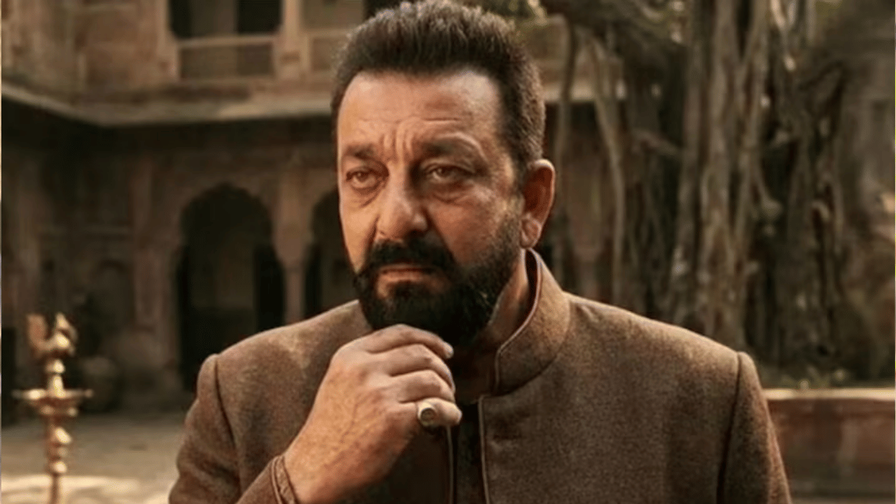 "मराठीतल्या एका मोठ्या थोर नटाने मला सांगितले संजूसोबत काम म्हणजे तू दगडाबरोबर काम करण्यासारखे आहे. मी त्यांना म्हटले तुम्ही चित्रपट बघा आणि नंतर मला सांगा." असे मांजरेकरांनी म्हटले होते.