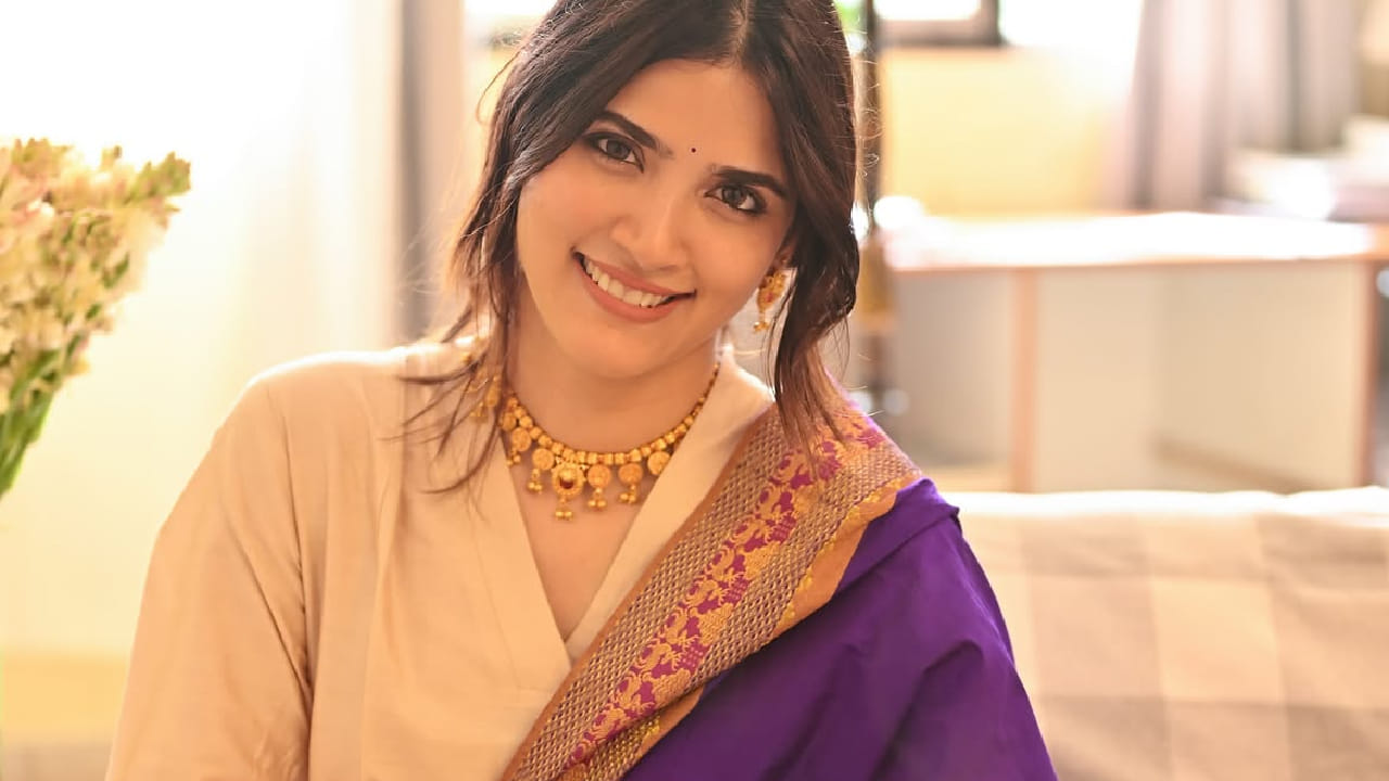 त्यासोबतच हातात नाजूक सोन्याचे तोडे आणि कडे घालून तिने आपला लूक पूर्ण केला आहे. गणेशोत्सवाच्या पवित्र वातावरणाला साजेसा सायलीचा हा साधेपणाने नटलेला लूक चाहत्यांच्या पसंतीस उतरला आहे.