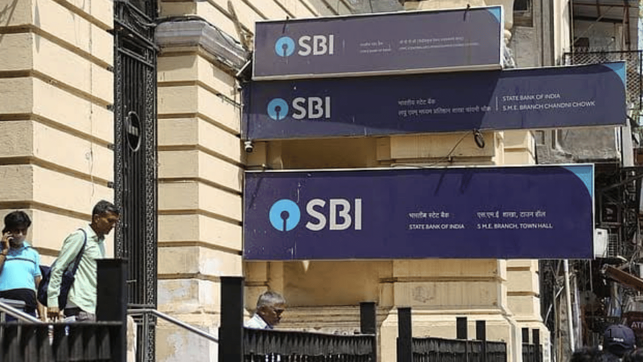 बँकेच्या म्हणण्यानुसार, सिस्टीम मेंटेनन्समुळे सामान्य UPI सेवा अंदाजे ४५ मिनिटांसाठी प्रभावित होईल. लहान पेमेंटसाठी UPI Lite उपलब्ध असेल, त्यामुळे डिजिटल पेमेंट पूर्णपणे बंद होणार नाही.