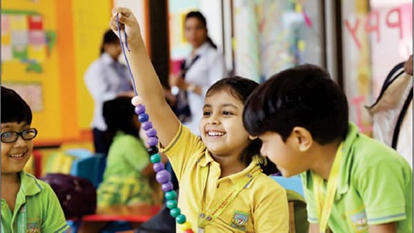 Mumbai | मीरा रोडच्या शाळेचा फतवा! पर्युषण काळात डब्यात कांदा-लसूण, बटाटा-बिटरूट आणण्यास मनाई; मनसेचं माळा घेऊन आंदोलन