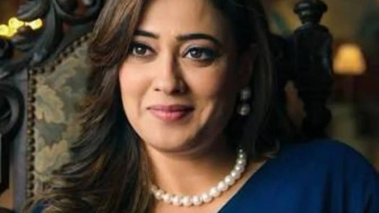 टीव्ही मालिकांव्यतिरिक्त श्वेता तिवारी ‘मिले ना मिले हम’, ‘बिन बुलाए बाराती’ आणि ‘सिंघम अगेन’ यांसारख्या चित्रपटांमध्येही दिसली. यासोबतच ती ‘हम तुम एंड देम’ आणि ‘डू यू वाना पार्टनर’ यांसारख्या प्रोजेक्ट्समध्येही होती.
