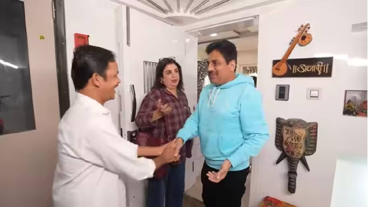 ‘तारक मेहता का उल्टा चश्मा’ या लोकप्रिय मालिकेतील मेहता साहेब म्हणजेच अभिनेता आणि कवी शैलेश लोढा यांनी त्यांच्या अभिनयाने प्रेक्षकांच्या मनात वेगळी जागा निर्माण केली. मालिकेत साध्या आणि समजूतदार स्वभावाच्या मेहता साहेबांची भूमिका साकारणारे शैलेश लोढा प्रत्यक्ष आयुष्यात मात्र आपल्या खास शैलीसाठी ओळखले जातात. आता त्यांच्या मुंबईतील आलिशान घराची झलक समोर आली असून, घरातील इंटेरिअर पाहून चाहतेही प्रभावित झाले आहेत. फराह खानच्या होम टूरमधून शैलेश यांच्या ‘अजारी’ या घराची खास झलक पाहायला मिळाली.