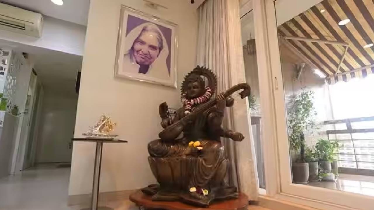 शैलेश लोढा यांच्या घराचं नाव ‘अजारी’ आहे. घराच्या प्रवेशद्वारावर लाकडी नेमप्लेटवर हे नाव लिहिलेलं दिसतं. या नावाचा जपानी भाषेतील अर्थ ‘शिकवणारा’ असा असल्याचं सांगितलं जातं. नेमप्लेटच्या वर छोटी वीणा आणि भिंतीवर आकर्षक हत्तीच्या आकाराचं मेटल आर्ट दिसतं. या सजावटीतून घरात पारंपरिक आणि आधुनिक शैलीचा सुंदर मिलाफ पाहायला मिळतो.