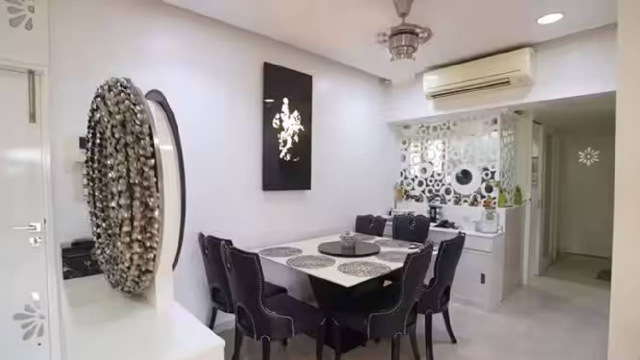 घरातील डायनिंग एरियालाही खास लूक देण्यात आला आहे. काळ्या रंगाच्या लेदर खुर्च्या, क्लासिक डायनिंग टेबल आणि आकर्षक डेकोरेटिव्ह पीस यामुळे या भागाला रॉयल टच मिळतो. भिंतीवरील कलाकृती, शोपीस आणि वॉर्म लाइटिंगमुळे डायनिंग स्पेस अधिक उठून दिसते. साधेपणा आणि लक्झरी यांचं संतुलन या भागात पाहायला मिळतं.