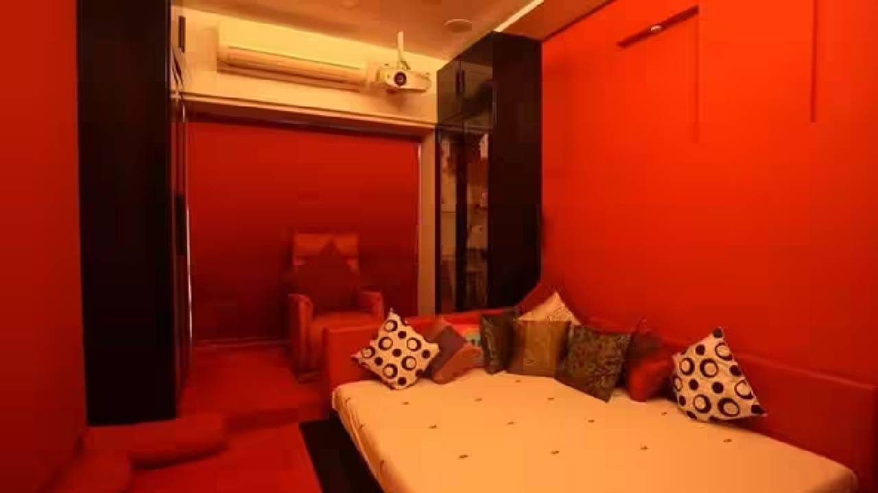 घरातील सर्वात वेगळ्या जागांपैकी एक म्हणजे ‘रेड रूम’. लाल रंगाच्या इंटीरियरमुळे या खोलीला थिएट्रिकल वातावरण मिळतं. प्रोजेक्टर आणि आरामदायी बैठकव्यवस्थेमुळे इथे चित्रपट किंवा कार्यक्रम पाहण्याचा खास अनुभव घेता येतो. रंगीत कुशन आणि आरामदायी सीटिंगमुळे हा भाग घरातील मनोरंजनासाठी तयार करण्यात आल्याचं दिसतं.