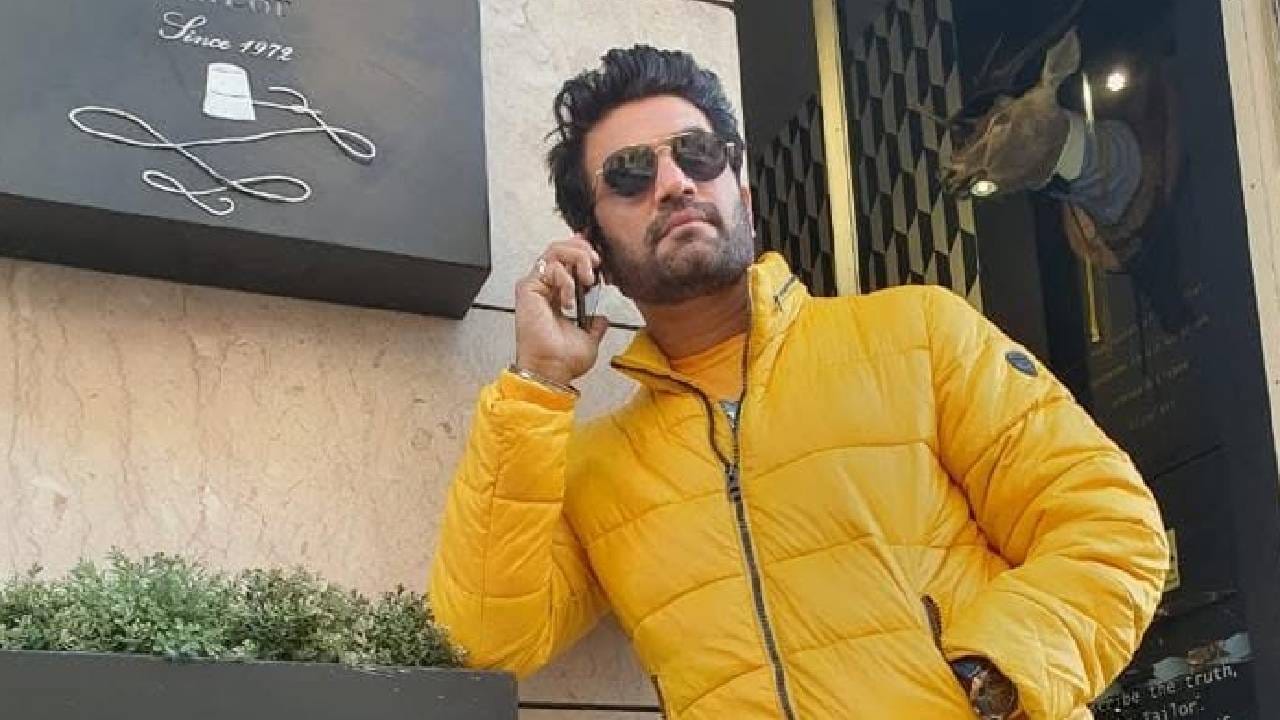 आज शरद केळकर यशस्वी अभिनेता म्हणून ओळखला जात असला तरी त्याचा प्रवास अजिबात सोपा नव्हता. अभिनय क्षेत्रात स्थिरावण्यापूर्वी त्याने मोठा संघर्ष केला. एका काळात त्याच्या बँक खात्यात पैसे नव्हते, शिवाय त्याच्यावर कर्जही होतं. मात्र, सातत्याने काम करत त्याने स्वतःची वेगळी ओळख निर्माण केली आणि आज तो कोट्यवधींच्या संपत्तीचा मालक आहे.