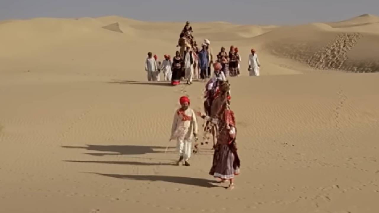 विरह, प्रतीक्षा आणि आपल्या प्रियजनांच्या परतीची आस या भावनांमधून या गीताचा जन्म झाला. मारवाडी लोकपरंपरेतील हे विरहगीत पुढे चित्रपटाच्या माध्यमातून अजरामर ठरलं.