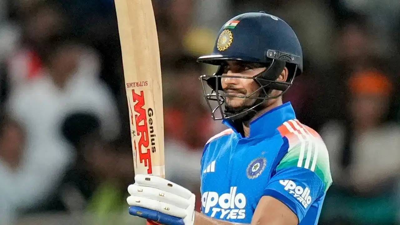 या कामगिरीसह त्याने भारतीय क्रिकेटच्या इतिहासातील चौथे सर्वात जलद वनडे शतक ठरले आहे. तिरुवनंतपुरममधील पहिल्या वनडे सामन्यातील ११० धावांच्या खेळीनंतर, मालिकेतील हे त्याचे सलग दुसरे शतक आणि आता दुहेरी शतकाची खेळी पूर्ण केली आहे.