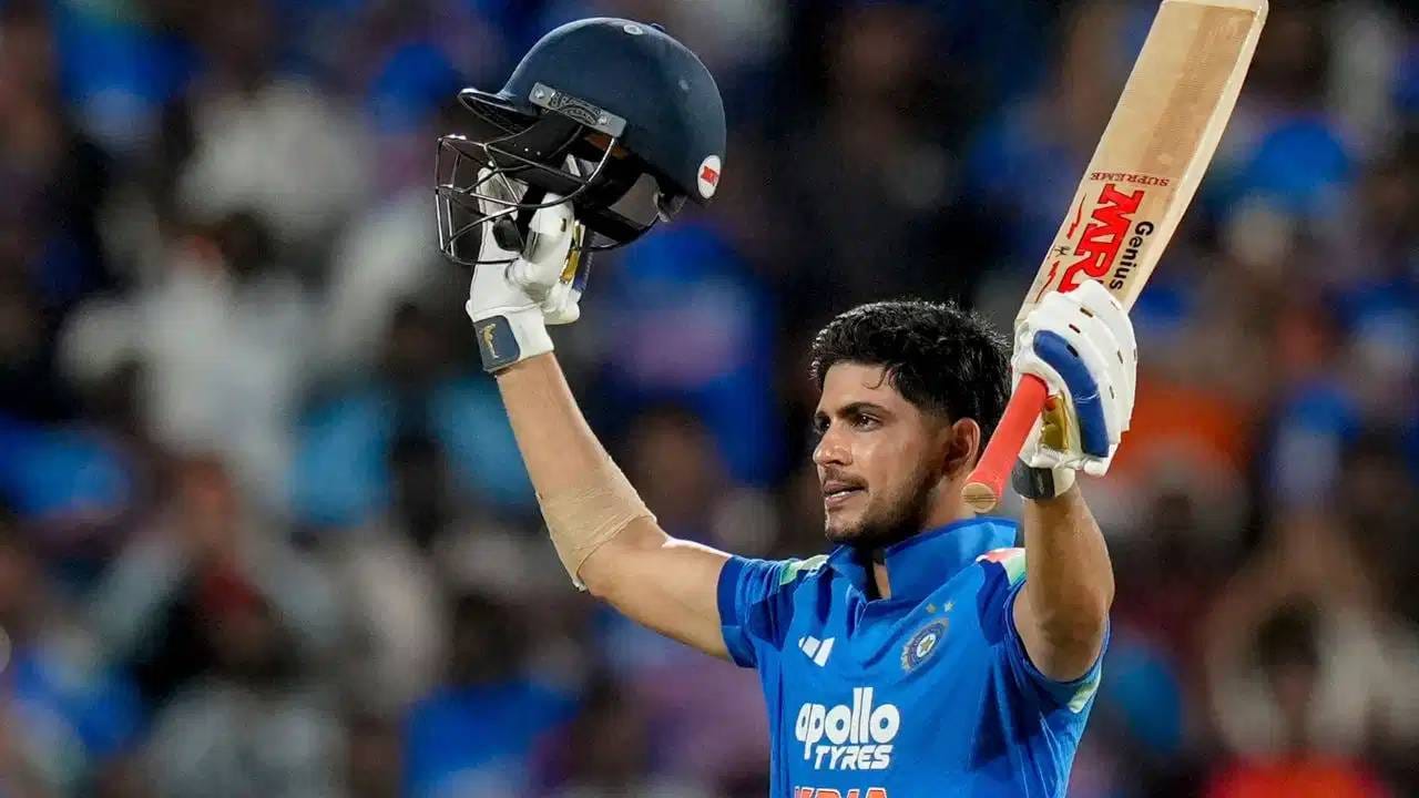 वेस्ट इंडिजच्या गोलंदाजीचा समाचार घेत गिलने अवघ्या ६२ चेंडूंत धडाकेबाज शतक पूर्ण केले होते. त्यानंतर त्याने पुढे ११९ चेंडूमध्ये २०० धावा ठोकल्या.