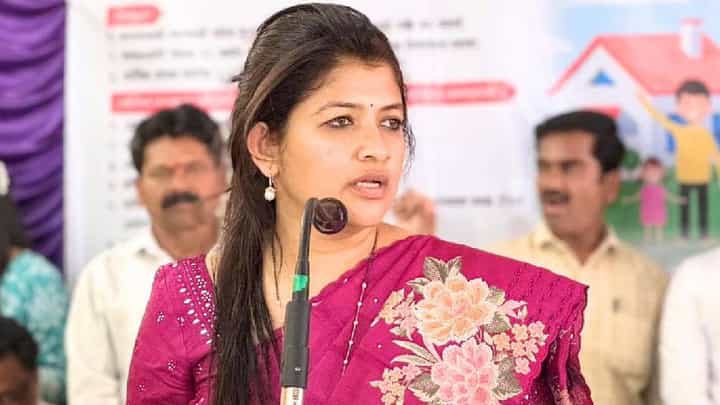 Shweta Mahale on Sanjay Gaikwad | हुकूमशाही आणि दडपशाहीने बुलढाणा चालणार नाही! संजय गायकवाडांच्या टीकेवर श्वेता महालेंचा जोरदार पलटवार Shweta Mahale on Sanjay Gaikwad | हुकूमशाही आणि दडपशाहीने बुलढाणा चालणार नाही! संजय गायकवाडांच्या टीकेवर श्वेता महालेंचा जोरदार पलटवार