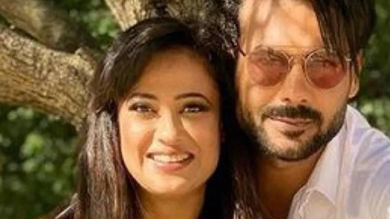 आता गणेशोत्सवाच्या निमित्ताने दोघं पुन्हा एकदा एकत्र दिसल्याने त्यांच्या नात्याची चर्चा सोशल मीडियावर रंगली आहे. या व्हिडीओमध्ये श्वेता तिवारी आणि विशाल आदित्य सिंह गणपती पूजेत सहभागी होताना दिसत आहेत. विशालने त्याच्या सोशल मीडिया अकाउंटवर गणपती उत्सवातील हा व्हिडीओ शेअर केला आहे. 
