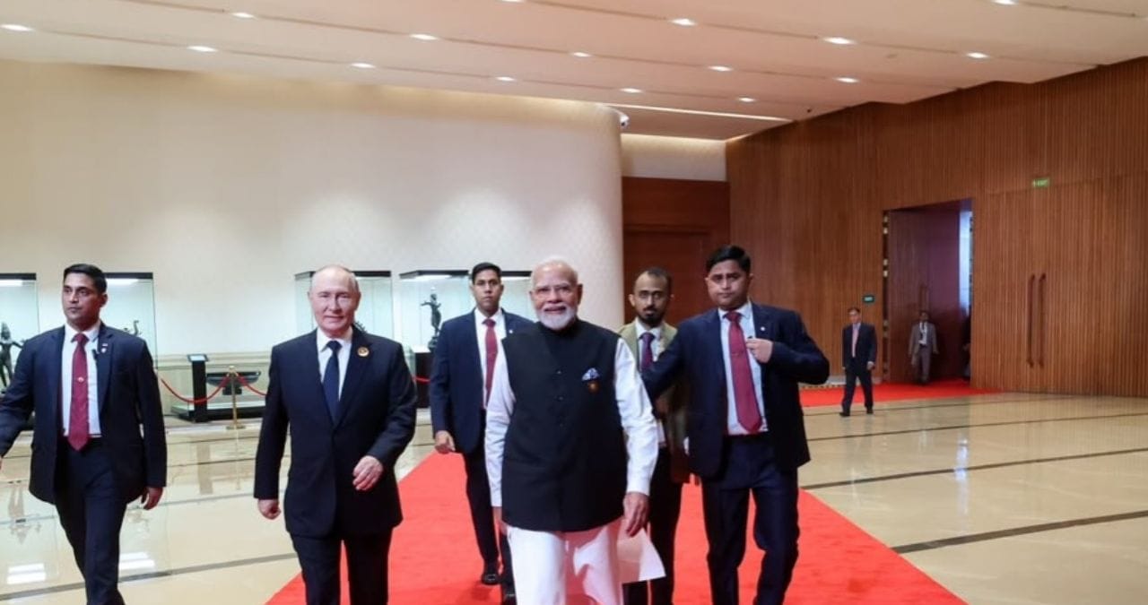 दिल्लीतील या परिषदेत पंतप्रधान नरेंद्र मोदी, रशियाचे राष्ट्राध्यक्ष पुतिन, शी. जिनपिंग यांच्यासोबत एका तरुण IFS अधिकाऱ्याचा फोटो व्हायरल होत आहे. सिद्धार्थ बाबू असे IFS अधिकाऱ्याचे नाव असून ते 36 वर्षांचे आहेत.