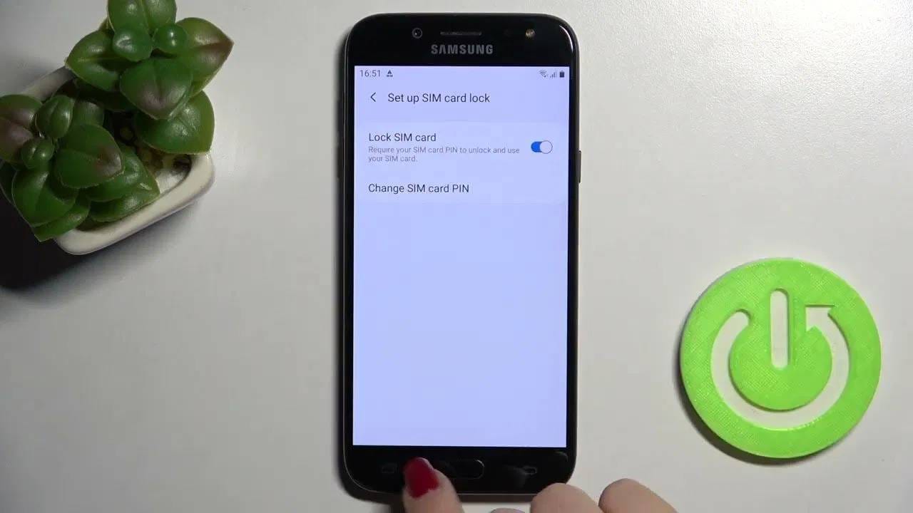 तुम्ही जर आयफोन वापरत असाल तर तिथे Settings > Cellular/Mobile Service > SIM PIN या मार्गाचा वापर करून तुम्ही सिम लॉक सुरू करू शकता. पहिल्यांदाच सिम लॉक (SIM lock)सक्रिय (ॲक्टिव्ह) करताना, तुम्हाला तुमच्या सिमचा सध्याचा 'डिफॉल्ट' (मूळ) पिन क्रमांक टाकावा लागू शकतो. हा पिन क्रमांक मोबाइल ऑपरेटरनुसार वेगवेगळा असू शकतो.