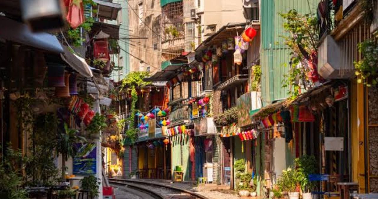 व्हिएतनाम हे सोलो ट्रॅव्हलिंगसाठी चांगला देश आहे. जयंत शर्मा यांनी 15 हून अधिक दिवस या देशात प्रवास केला. येथील कॉफी संस्कृती अप्रतिम आहे. या देशात तुम्ही हा लाँग बे' या ठिकाणी आवर्जुन भेट द्या. तेथील खाद्यपदार्थ वैशिष्ट्यपूर्ण आहेत.