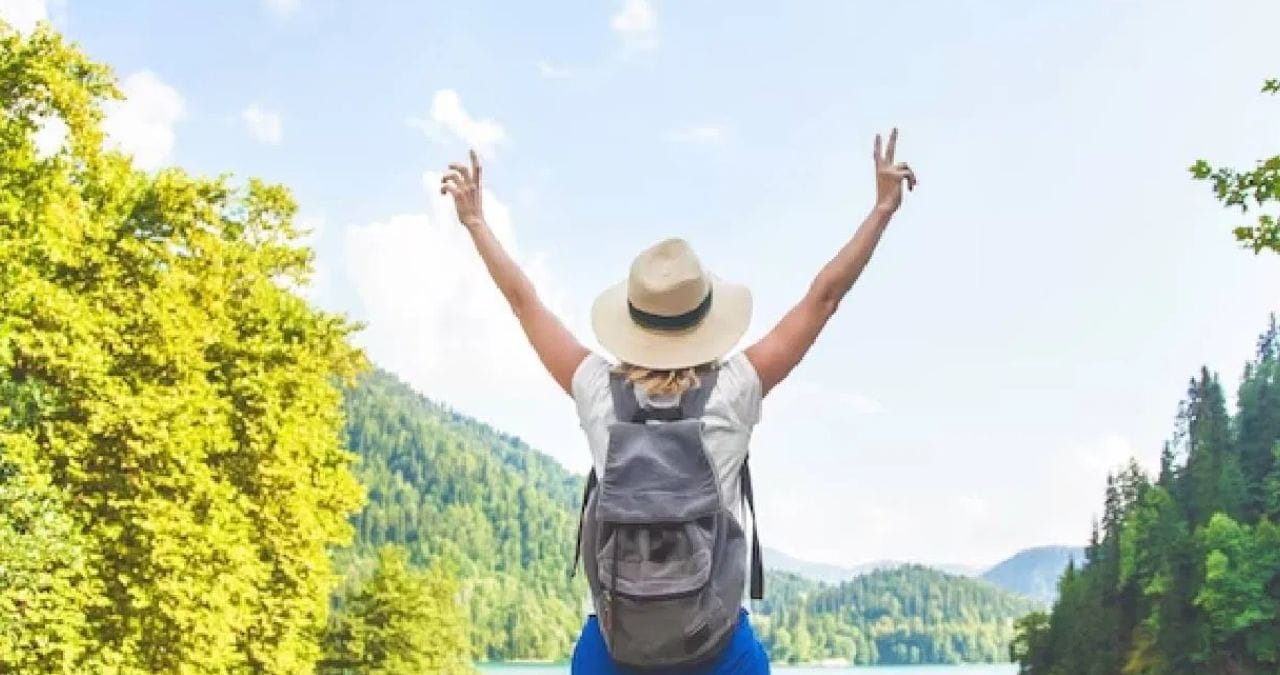 सध्या परदेशात किंवा देशातही सोलो ट्रॅव्हल ट्रेंड निर्माण झाला आहे. तरुण-तरुणी बॅग घेत एकटेच प्रवासाला निघतात. त्यानंतर प्रवासातील अनुभव शेअर करतात.