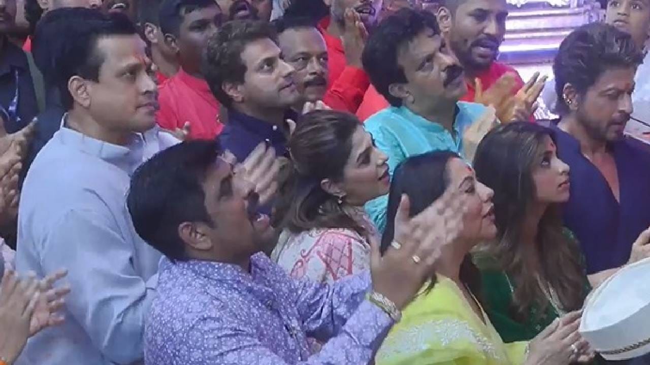 त्याच्यासोबत पत्नी गौरी खान, मुलगी सुहाना आणि त्याची मॅनेजर पूजा ददलानी हेही लालबागच्या राजाचे आशीर्वाद घेण्यासाठी पोहोचले. यावेळी शाहरुख खान याला बाप्पाचा फोटो देखील भेट देण्यात आला. त्याचे फोटो आणि व्हिडीओ सोशल मीडियावर व्हायरल झालेत. 