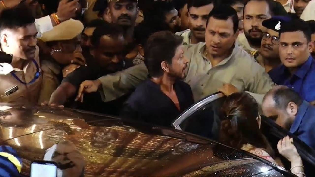 गणेशोत्सव सुरू झाल्यापासून रणवीर सिंग, शिल्पा शेट्टी, शमिता शेट्टी, रितेश देशमुख आणि जेनेलिया डिसूजा तसेच रोहित शर्मा यांसारख्या कलाकारांनी लालबागच्या राजाचं दर्शन घेतलं. तर आज बॉलिवूडचा किंग खान , शाहरुख खान  हाही सहकुटुंब लालबागच्या राजाच्या दर्शनासाठी आला होता. 