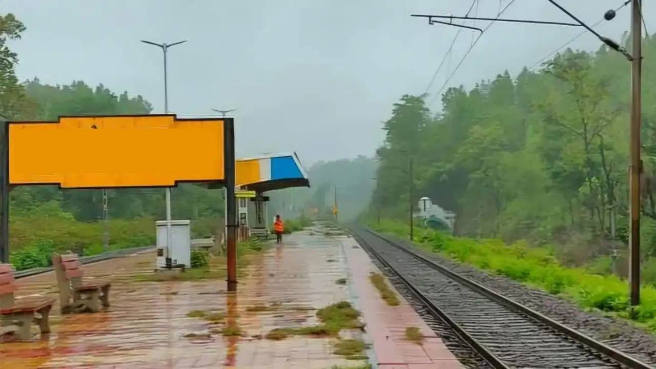 कधीही या, कधीही जा... कितीही प्रवास करा... देशातील असं एक स्टेशन जिथे प्रवासी तिकीटाशिवाय करतात प्रवास; काय आहे भानगड ? कधीही या, कधीही जा... कितीही प्रवास करा... देशातील असं एक स्टेशन जिथे प्रवासी तिकीटाशिवाय करतात प्रवास; काय आहे भानगड ?