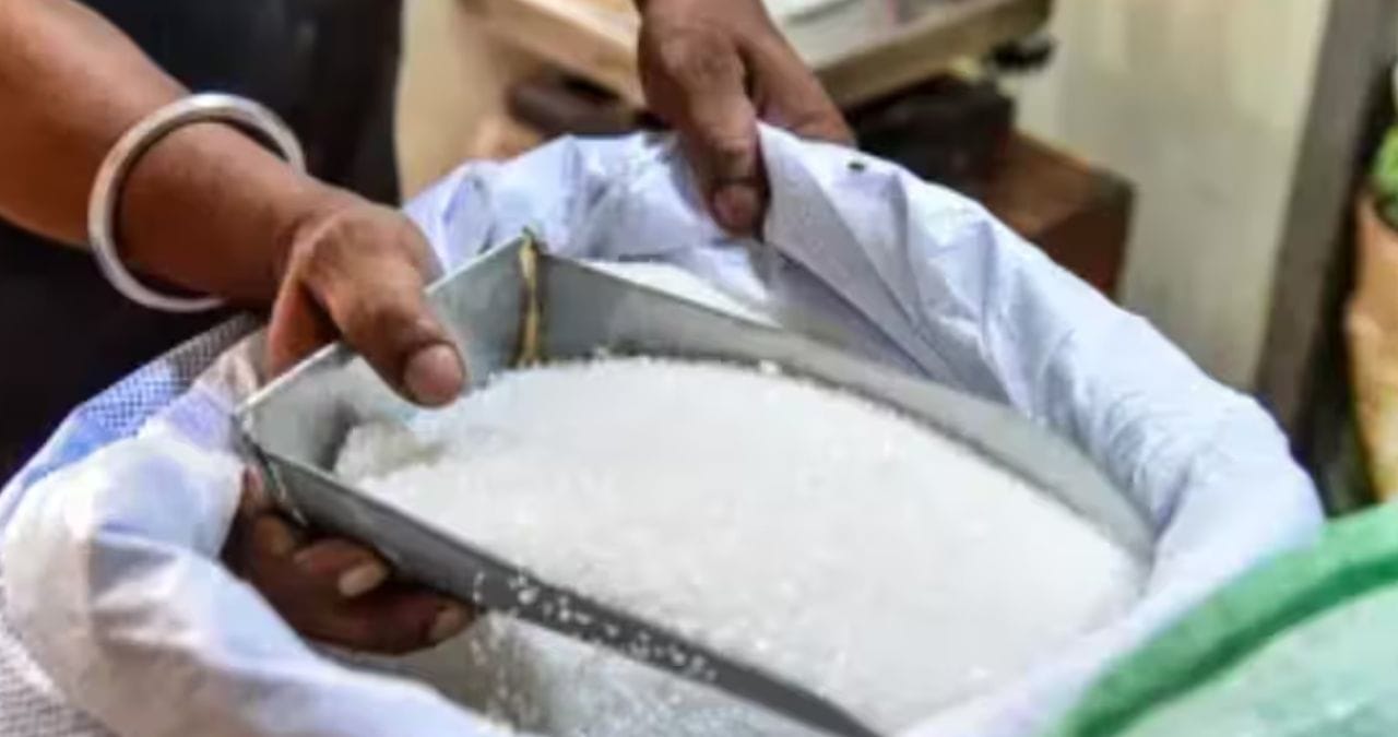 सरकारने आता साखरेची साठेबाजी करणाऱ्यांवर लक्ष ठेवण्यास सुरुवात केली आहे. सर्व कारखान्यांना आता साठा, उत्पादन, विक्री, शिल्लक साठा इत्यादी माहिती द्यावी लागणार आहे.